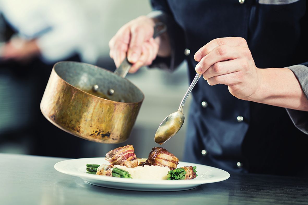 Chef a empratar num restaurante de Lisboa