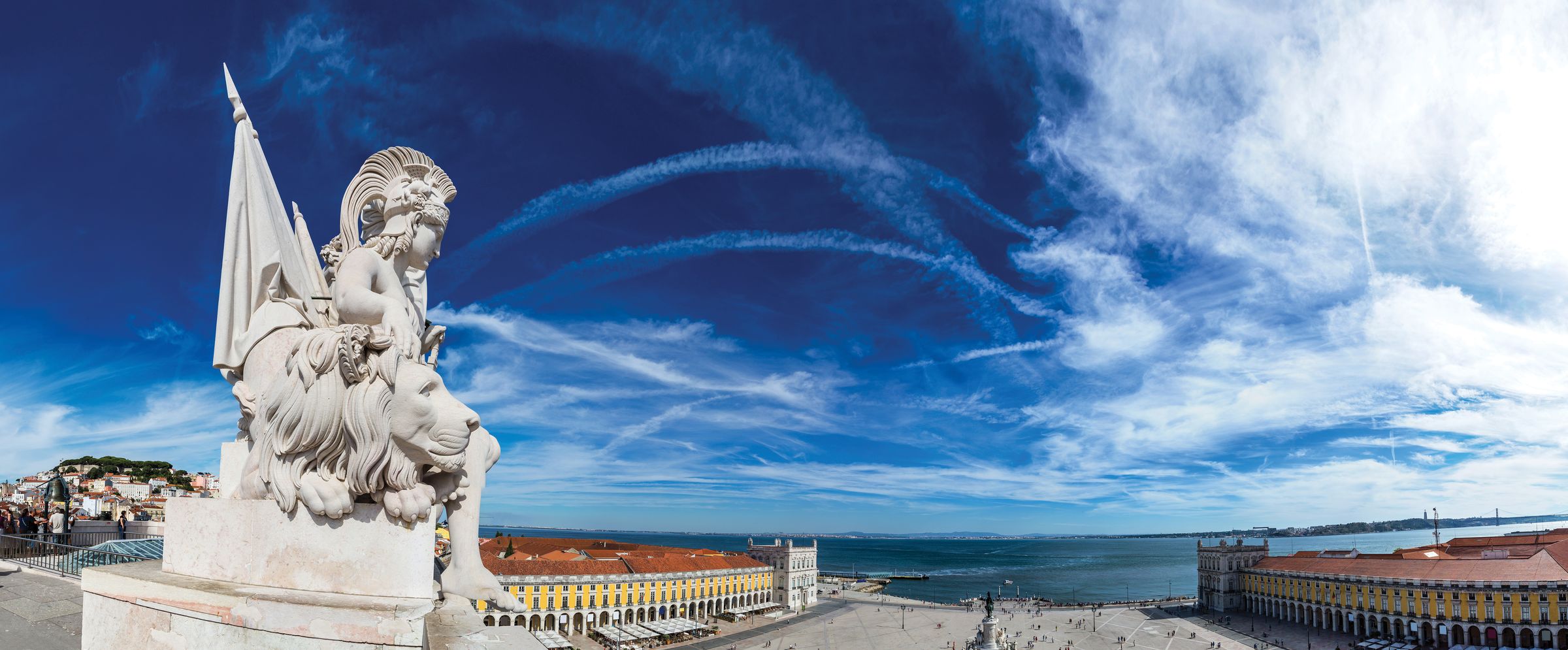 Estátua do Arco da Rua Augusta sobre o Tejo